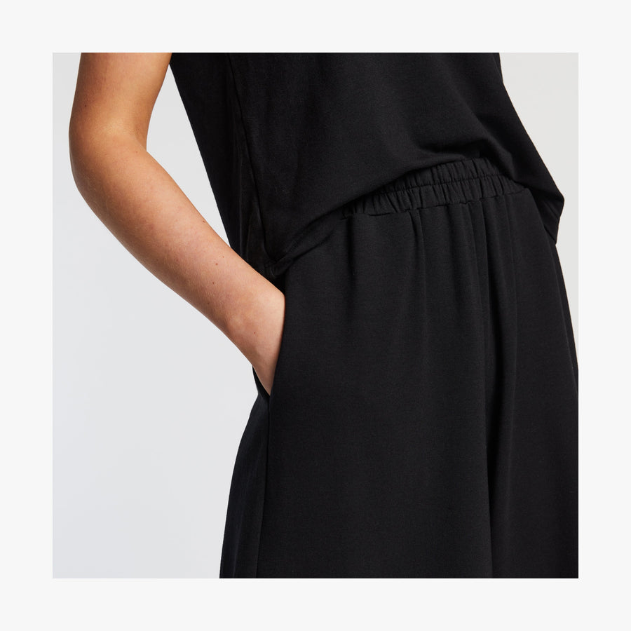 Black | Pocket view of Sevilla Pants in Black