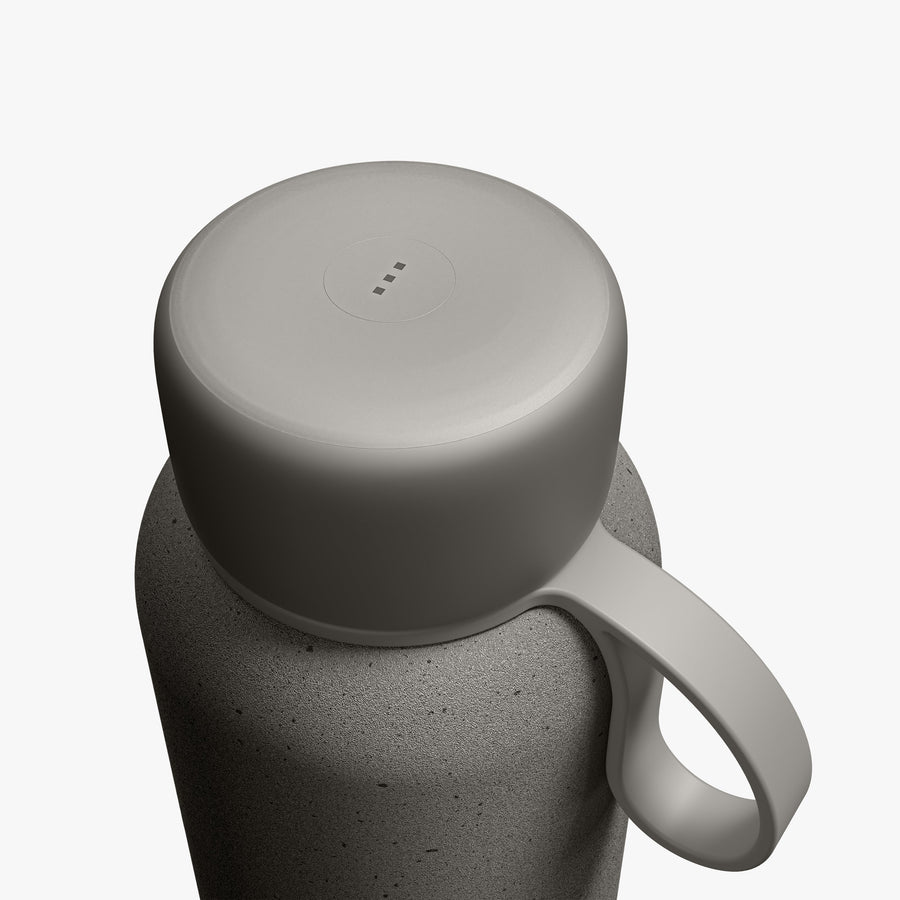 500 mL / Graphite | Close-up view of button of 500 mL Kiyo UVC Bottle in Graphite